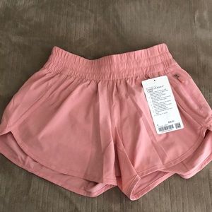 BNWT Lululemon Tracker LR Short 4” sz 6 Pink Puff